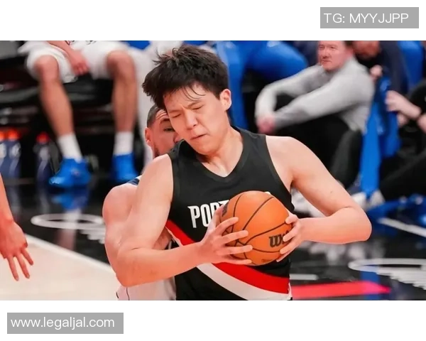 开拓者队分享登机照片杨瀚森背粉色书包与双向合同球员同行出发